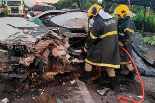 Idoso morre em acidente entre picape e caminhonete em Cáceres