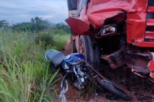 Motociclista morre ao ser arrastado por 200 metros em acidente com carreta