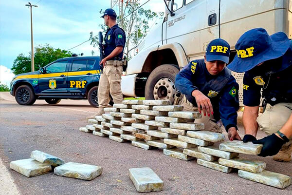 Motorista é preso com 55 kg de droga em fundo falso de veículo