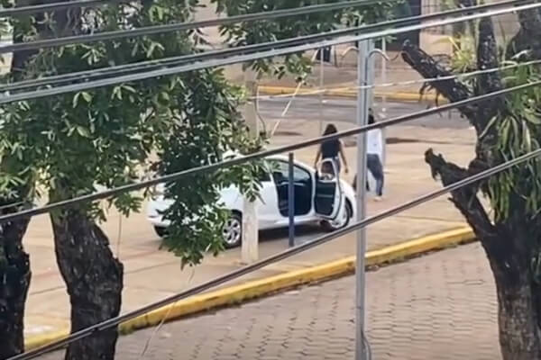 Motorista-sobe-na-calçada-e-agride-pedestre-na-Praça-Barão