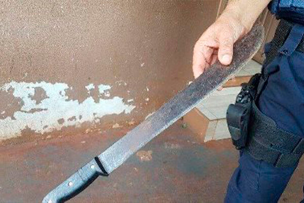 Mulher bêbada é presa pela PM após tentar matar marido com golpes de facão