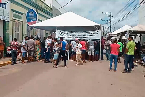 Pecuaristas fazem protestos com churrasco em frente a banco em Cáceres
