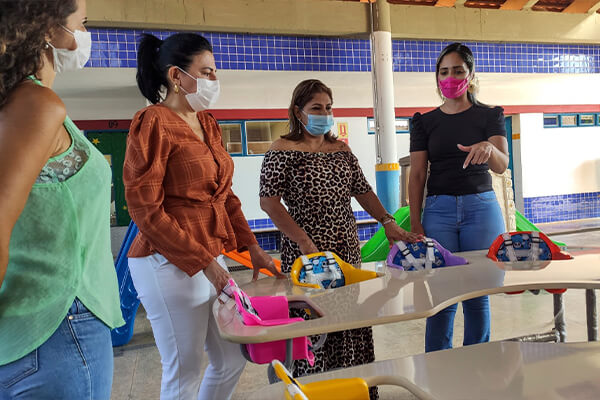 Prefeita Eliene entrega mesas refeitórios para escolas municipais de educação infantil