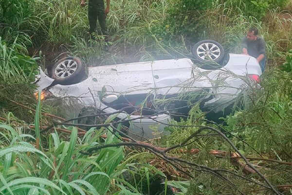 Voyage capota em rodovia de MT, vítima é arremessada e fica pendurada em árvore