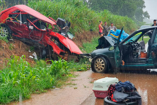 Acidente na BR-163 deixa um morto e 5 feridos