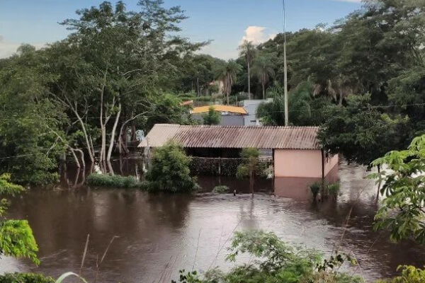 Após-enchente-repentina,-ribeirinhos-deixam-casas-de-barco-em-Cáceres