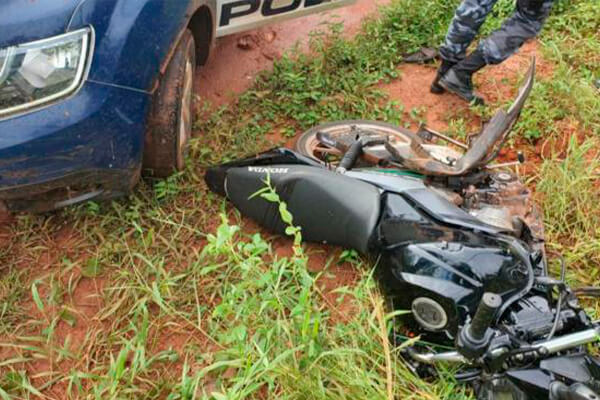 Bandido rouba loja e na fuga bate moto de frente com viatura da PM em Cáceres