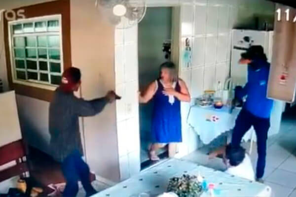 Bandidos espancam moradores e ameaçam matar mulher em assalto; veja o vídeo