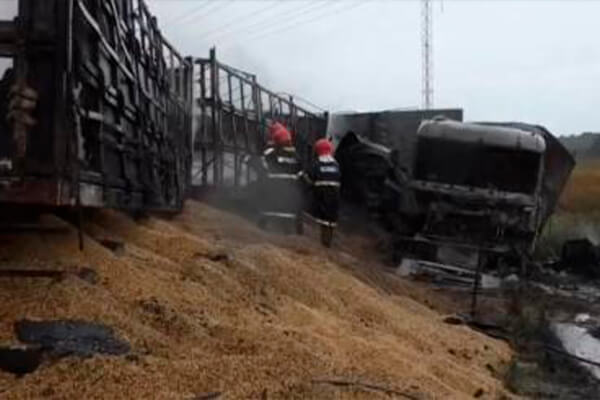 Carretas batem de frente, pegam fogo e motorista morre carbonizado