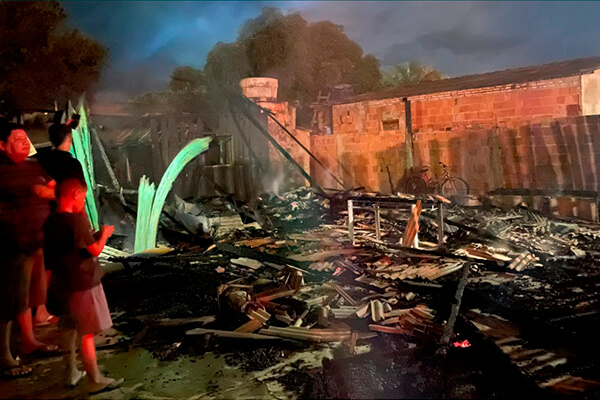 Casa é consumida por incêndio de origem desconhecida no Jardim Panorama em Cáceres