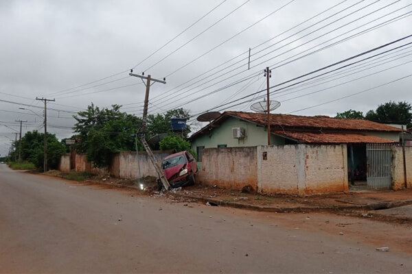 Com-sinais-de-embriaguez-motorista-colide-em-poste-e-derruba-muro-em-Cáceres