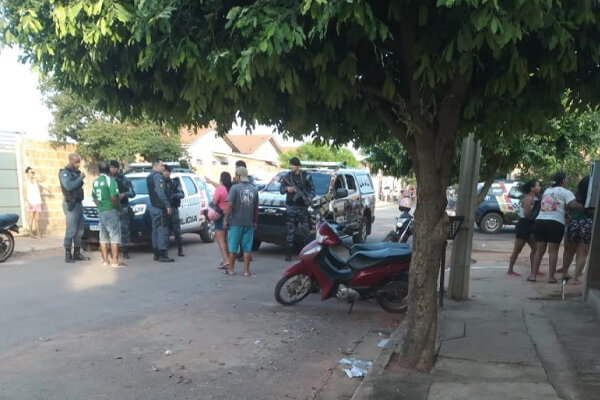 Duas-pessoas-são-baleadas-em-frente-de-casa-durante-confraternização-em-Cáceres