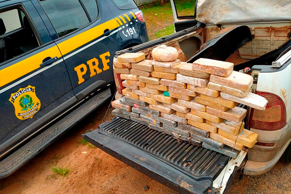 Equipe da PRF de Cáceres apreende 59 kg de cocaína em caminhonete durante fiscalização