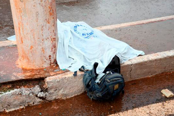 Homem perde controle de moto durante chuva, bate em poste e morre