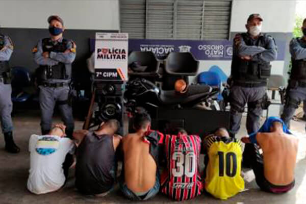 Homem reage a sequestro com chutes contra integrantes do CV e foge para se livrar de tortura
