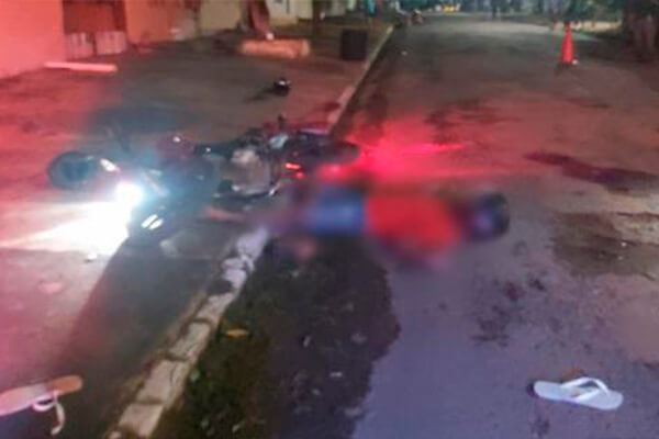 Jovem é baleado com filho na garupa da moto e morre