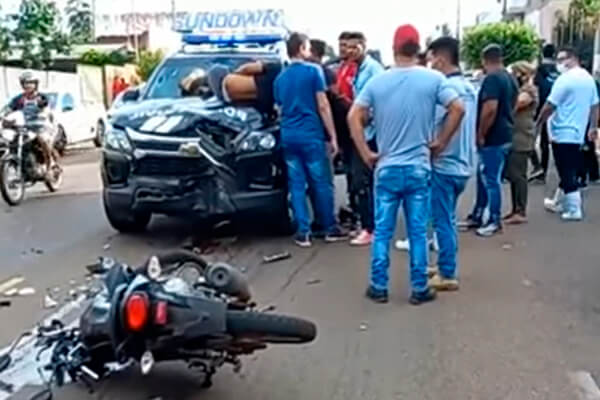 Jovem empina moto e bate de frente com viatura da Polícia Civil