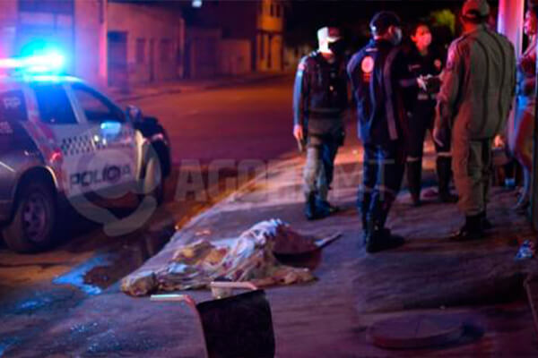Mulher é espancada, reage e mata marido com facada no pescoço