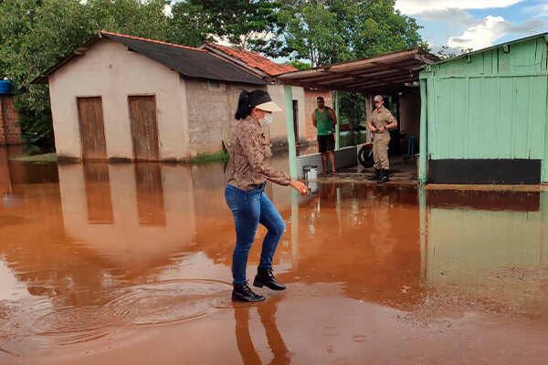 Prefeita Eliene visita comunidade do Limão após alagamento e da apoio para as famílias desabrigadas