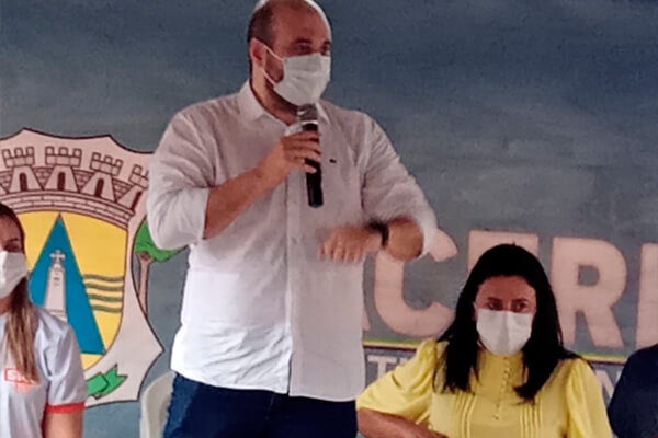 Prefeita juntamente com Dr. Leonardo participam de inauguração; Eliene dá entrevista