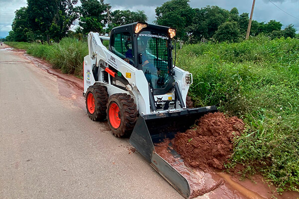 Prefeitura adquire mini carregadeira para limpeza de vias públicas e já faz serviços na Tancredo Neves