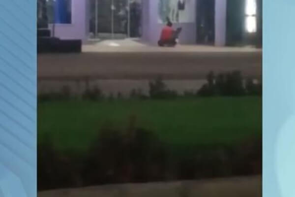 Vídeo-flagra-homem-estuprando-cadela-no-meio-da-rua-em-MT