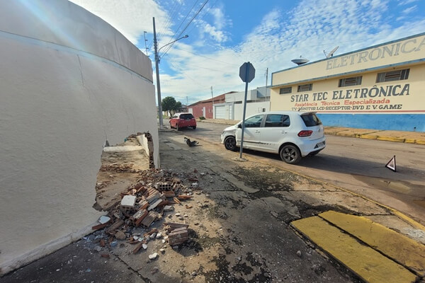 Acidente-envolvendo-dois-veículos-causa-estragos-no-centro-de-Cáceres