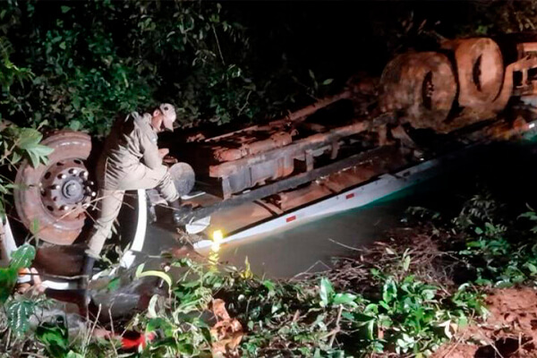 Caminhão-tanque cai em córrego e motorista morre preso às ferragens