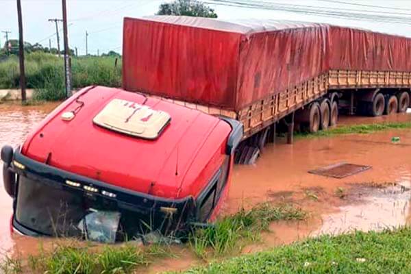 Carreta cai em vala da BR-163 na região de Sinop