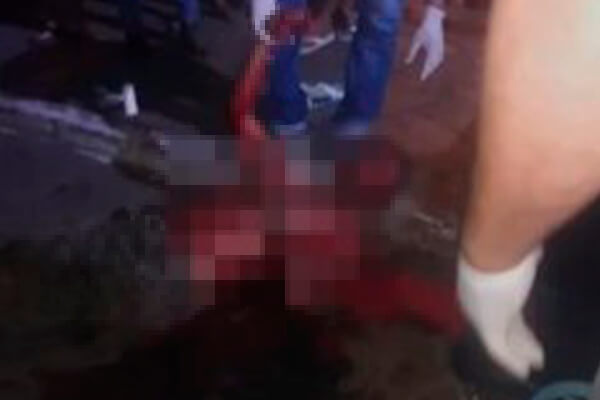 Homem leva mais de 20 facadas após briga em distribuidora em MT