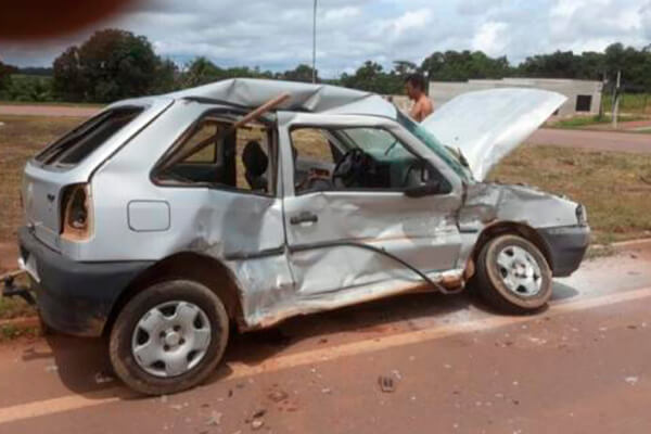 Idoso morre após Gol ser atingido por carreta na BR-163