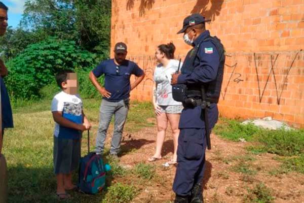 Menino de 6 anos foge para não ajudar mãe a limpar casa em VG