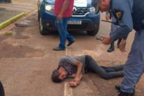 Morador-de-rua-é-agredido-a-pauladas-durante-tentativa-de -urto