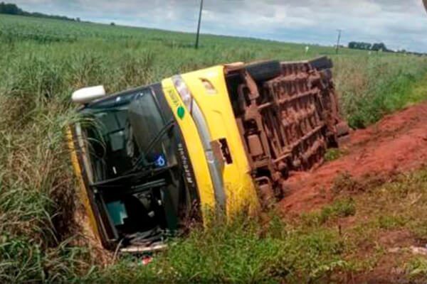 Ônibus tomba e passageiros ficam feridos