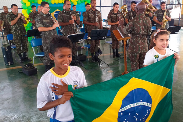 Secretaria Municipal de Educação e Comando de Fronteira Jauru querem reeditar projeto Banda na Escola