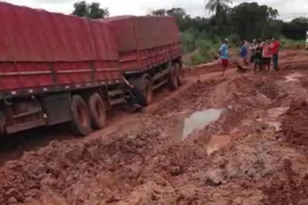 Vídeo-mostra-atoleiro-impedindo-a-passagem-de-veículos