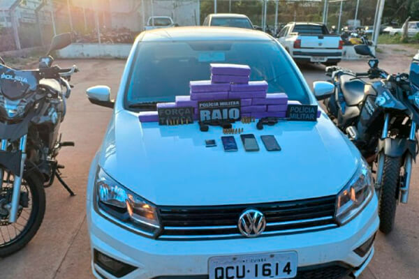 Ação conjunta da Polícia recuperam veículo roubado e apreendem armas e drogas em Cáceres