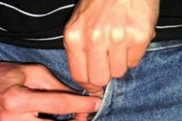 Acusado-de-furto-aluno-ainda-segura-pênis-e-aponta-para-professora-em-MT