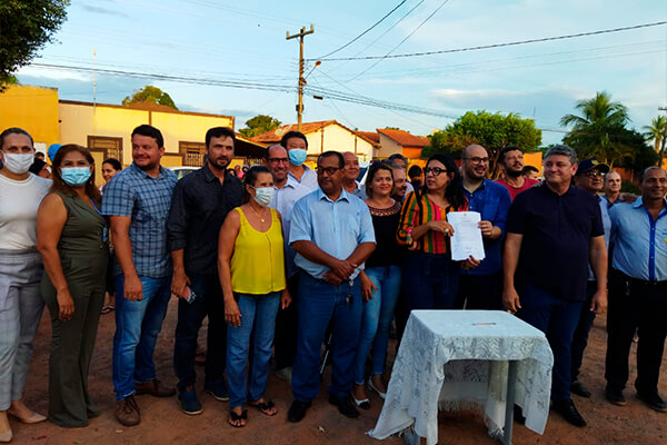 Autoridades assinam ordem de asfaltamento no bairro Vila Irene em Cáceres