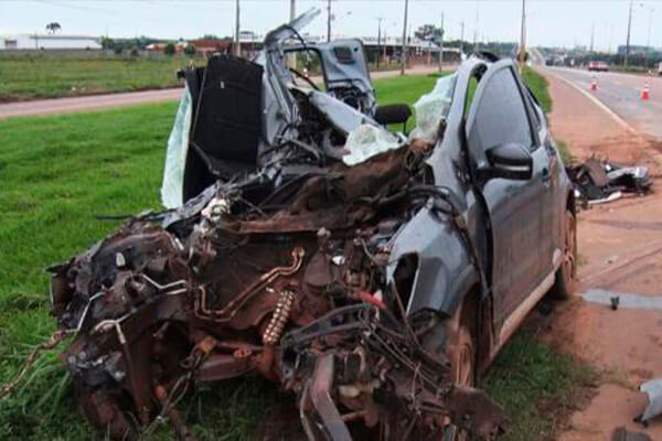 Carro bate na traseira de caminhão e motorista morre na hora