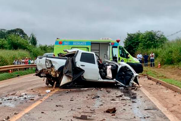 Mulher morre ao bater Duster de frente com carreta na BR-163