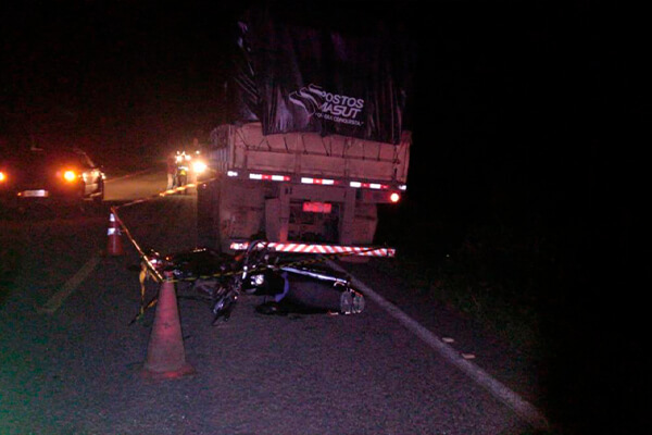 Piloto morre ao bater na traseira de carreta em rodovia de MT