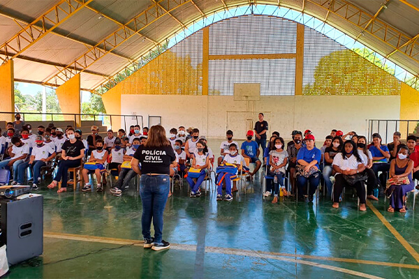 Polícia Civil ministra palestra preventiva em comunidade escolar no município de Cáceres