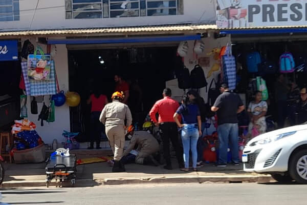 Carretinha-entra-dentro-de-camelô-e-acaba-ferindo-uma-pessoa-em-Cáceres