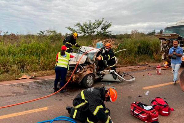 Carro é prensado por caminhão tanque e carreta na BR-163; Mulher morre