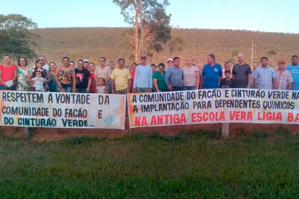 Comunidade faz protesto contra a instalação de centro de recuperação para dependentes químicos em Cáceres