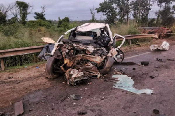 Duas pessoas morrem após batida entre carro e carreta na BR-070