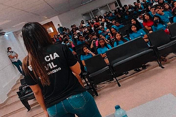 Estudantes participam de palestra sobre importunação sexual nas escolas em Cáceres