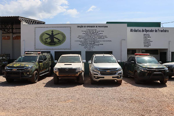 Gefron recupera duas caminhonetes que seriam levadas para a Bolívia