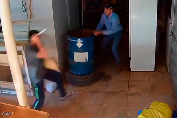 Homem surta em loja e ameaça dono e clientes; veja o vídeo